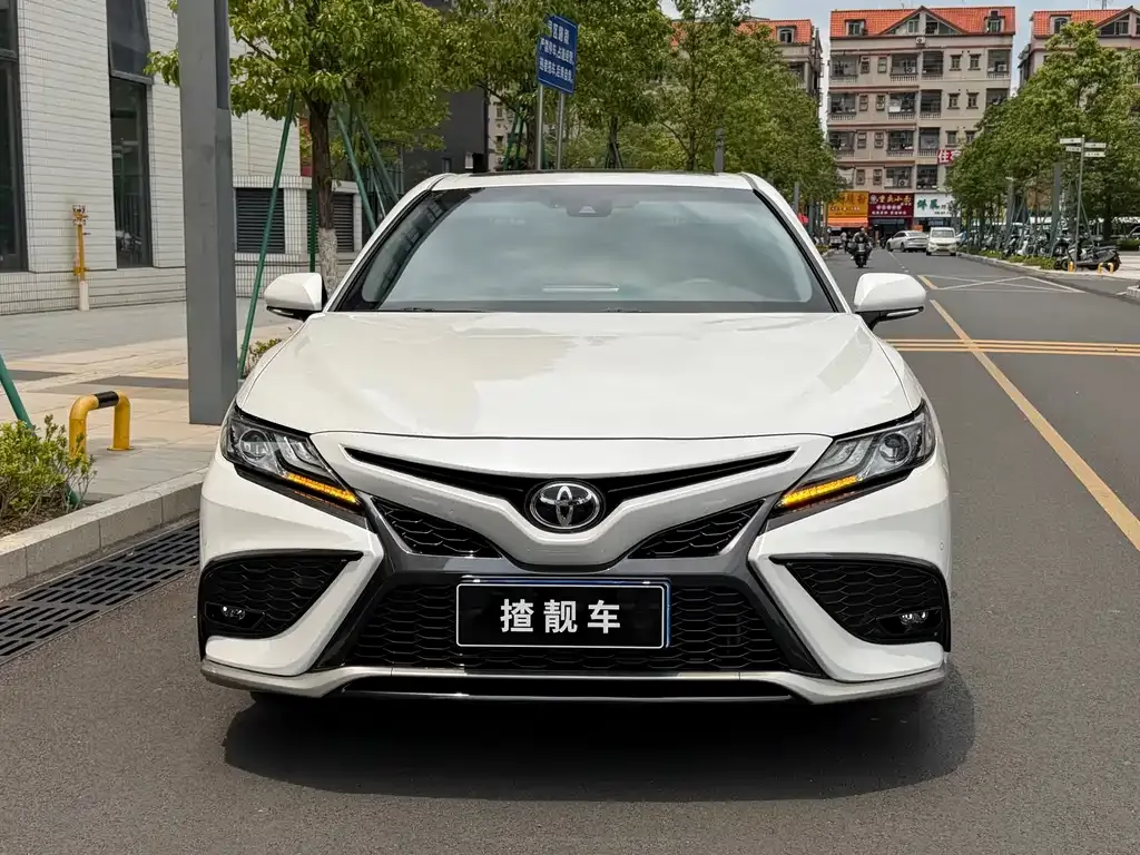 Toyota Camry — фото 3