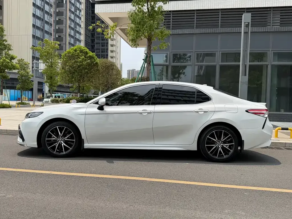 Toyota Camry — фото 6