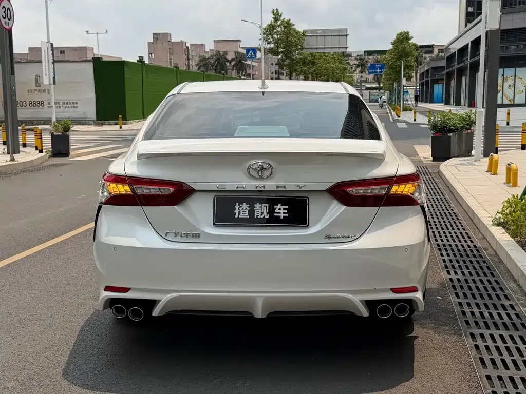 Toyota Camry — фото 10
