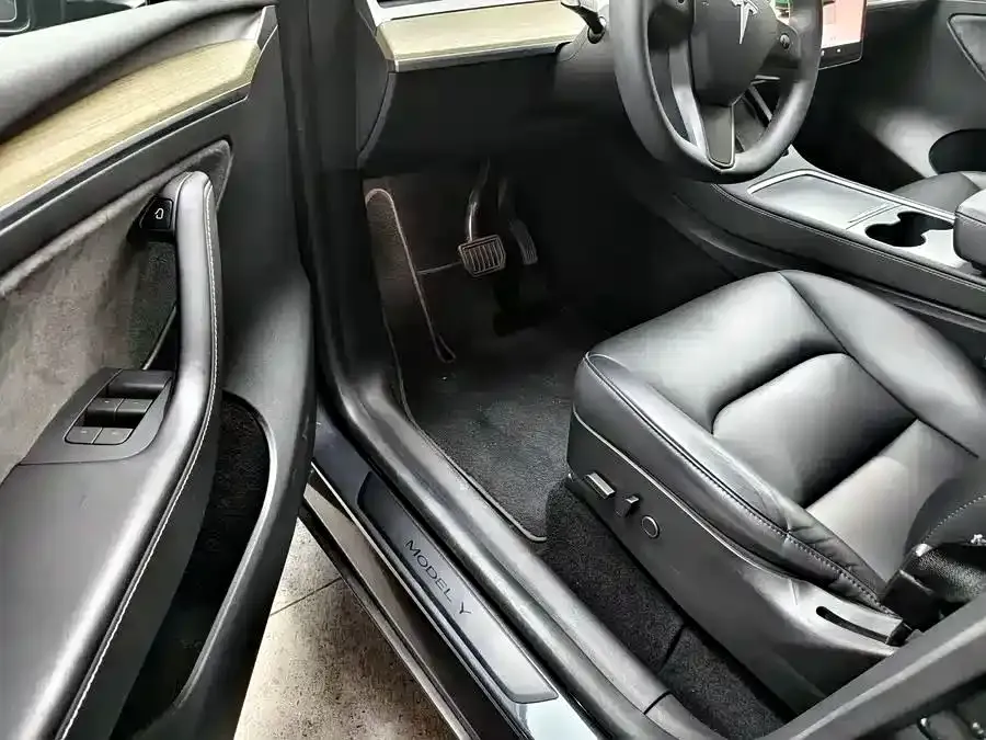 Tesla Model Y — фото 8