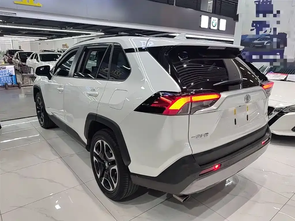 Toyota RAV4 — фото 7