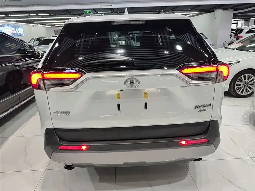 Toyota RAV4 — фото 6