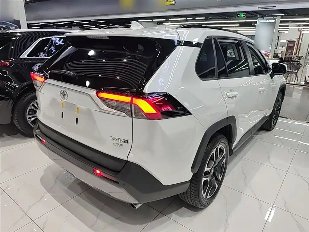 Toyota RAV4 — фото 9