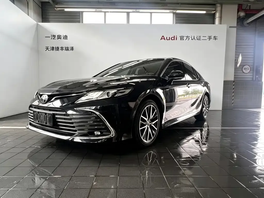 Toyota Camry — фото 1