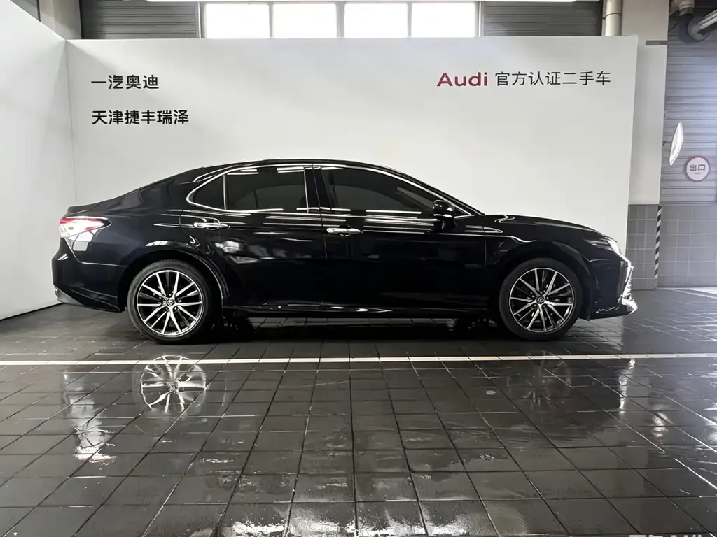 Toyota Camry — фото 5