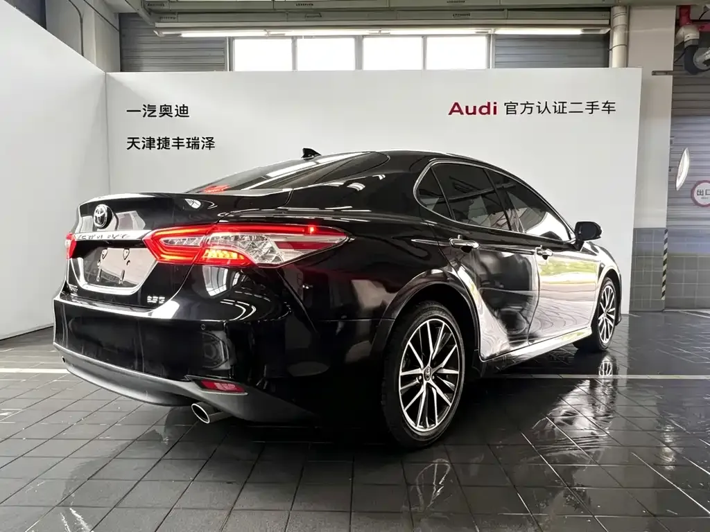 Toyota Camry — фото 2