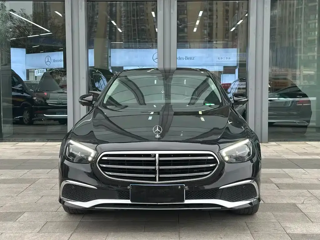Mercedes-Benz E-Class — фото 1