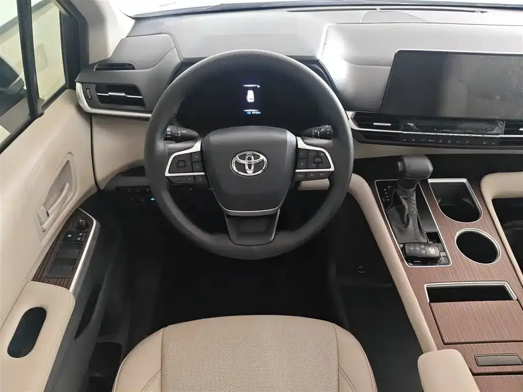 Toyota Granvia — фото 6