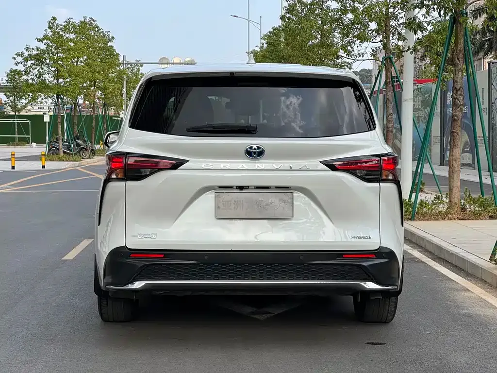 Toyota Granvia — фото 4