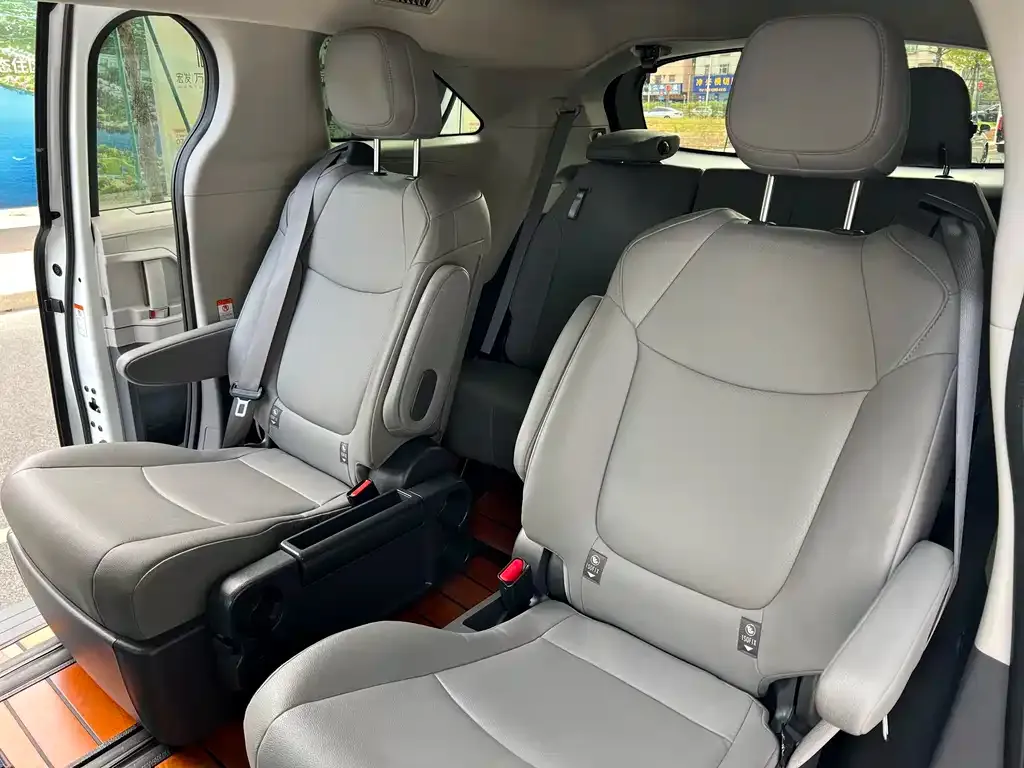 Toyota Granvia — фото 9