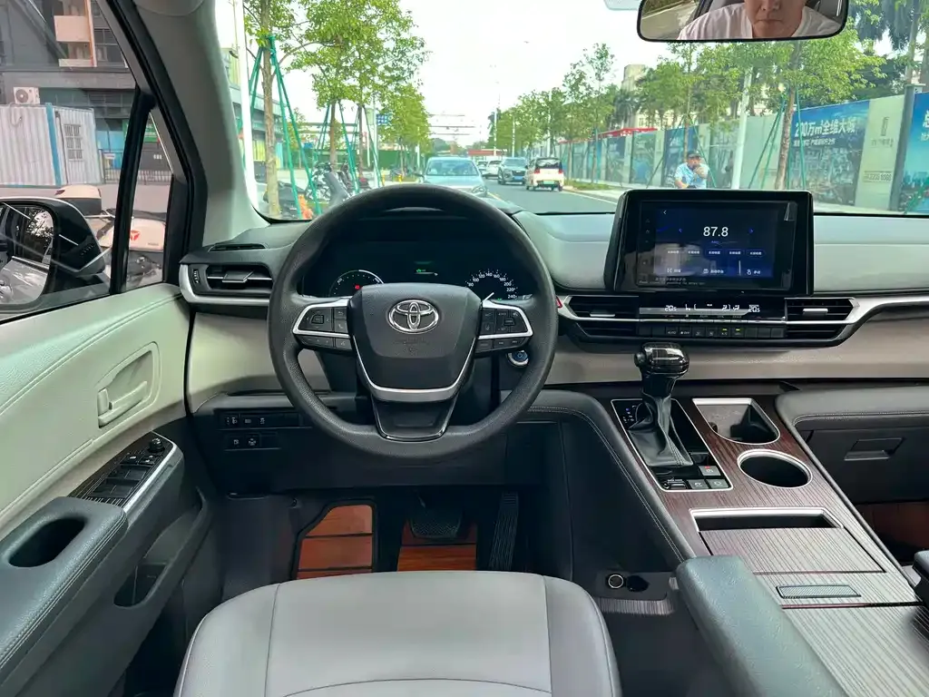 Toyota Granvia — фото 7