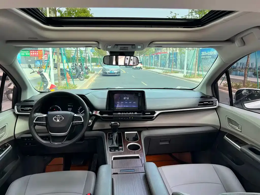 Toyota Granvia — фото 5