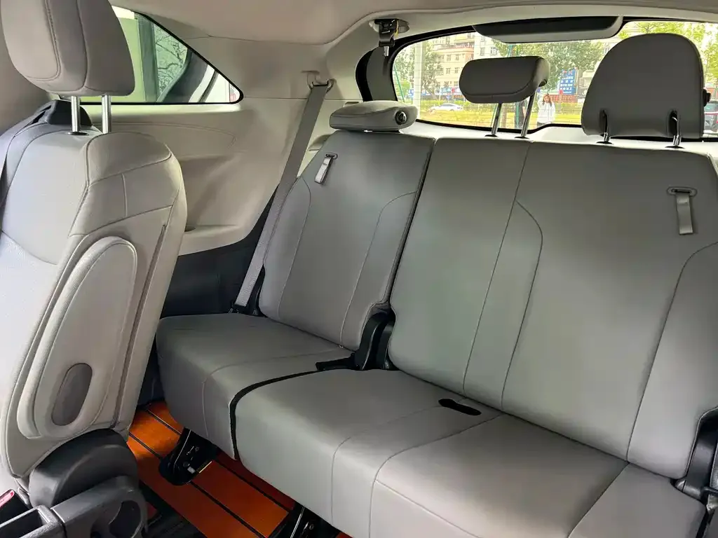 Toyota Granvia — фото 2