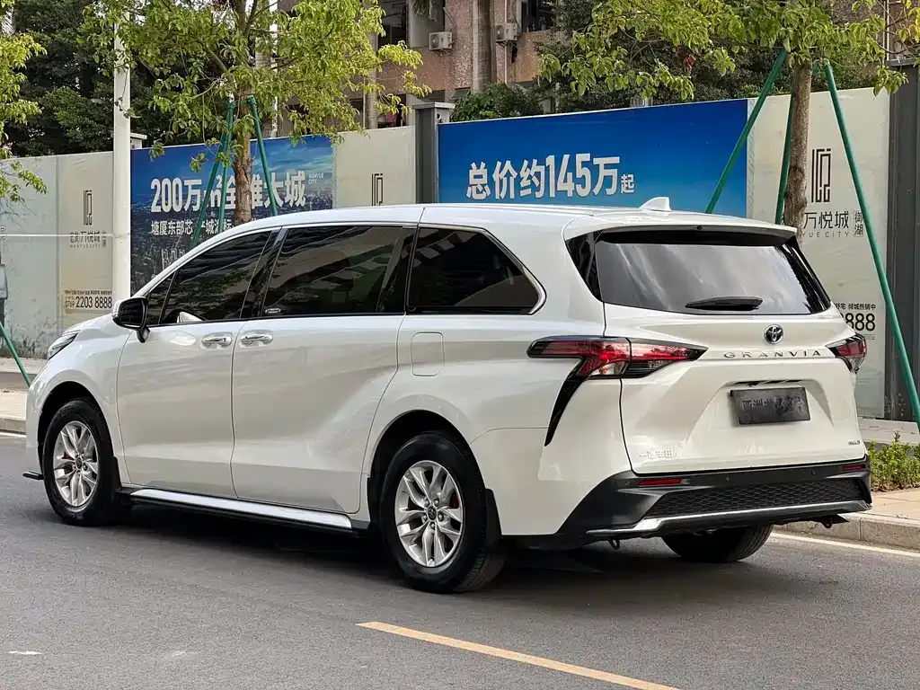Toyota Granvia — фото 3