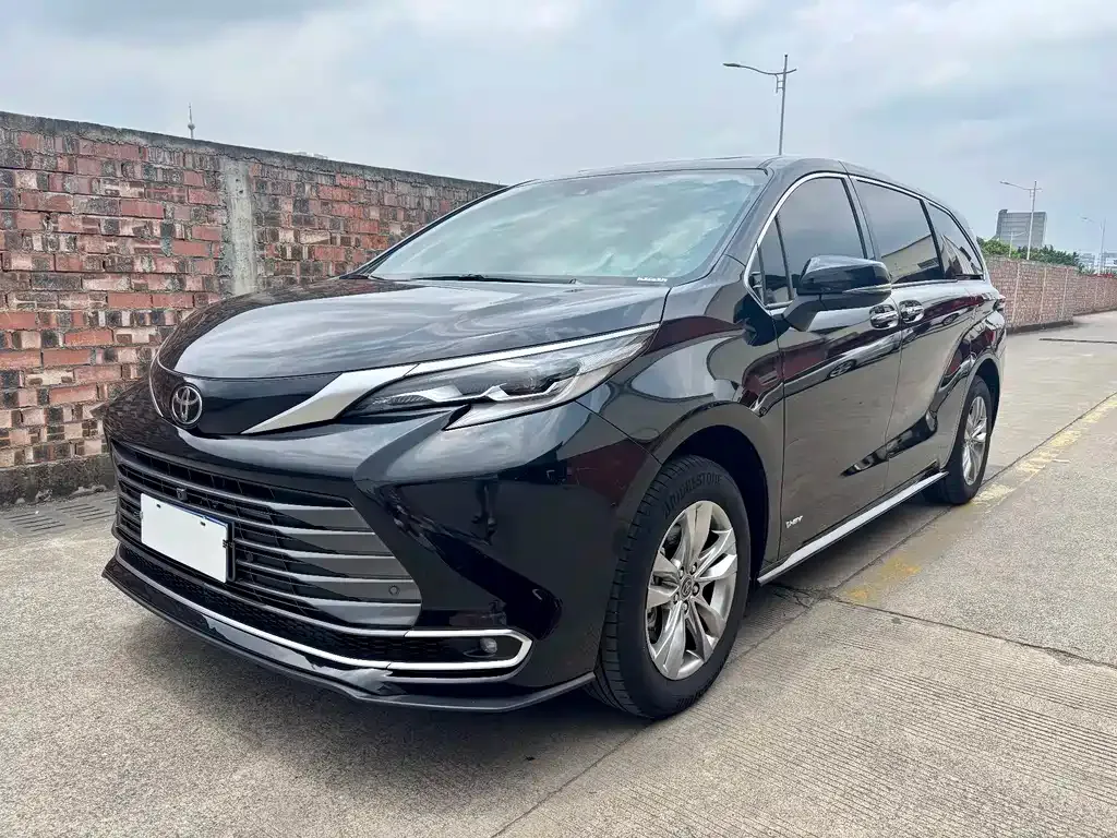Toyota Sienna — фото 1