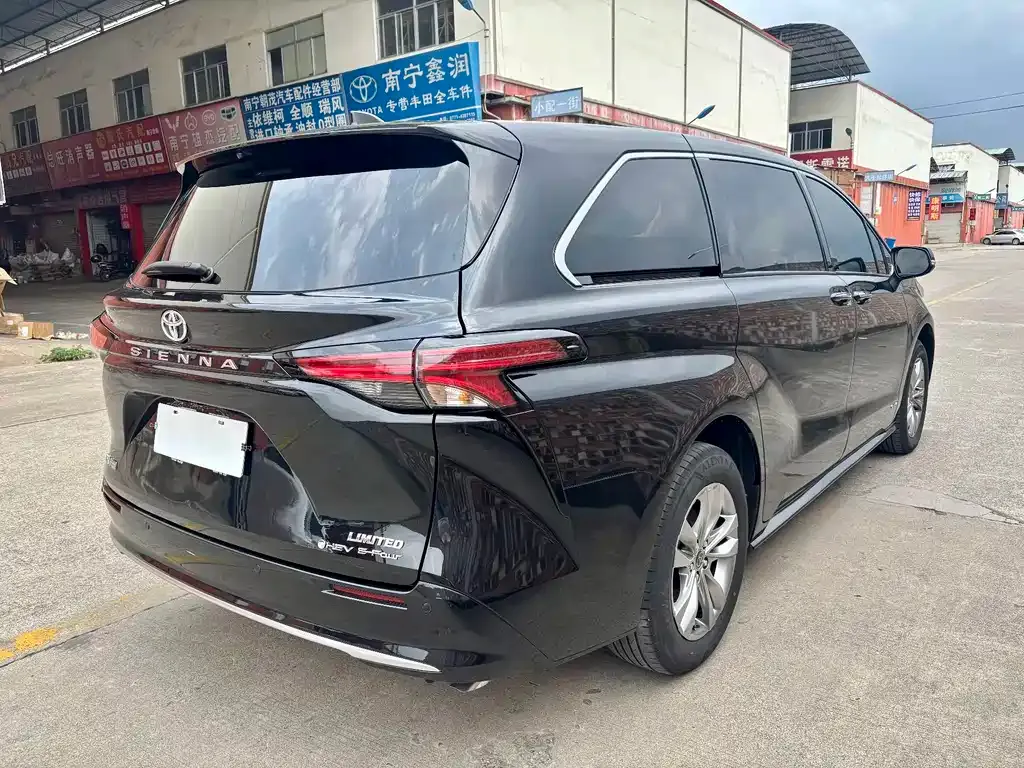 Toyota Sienna — фото 10