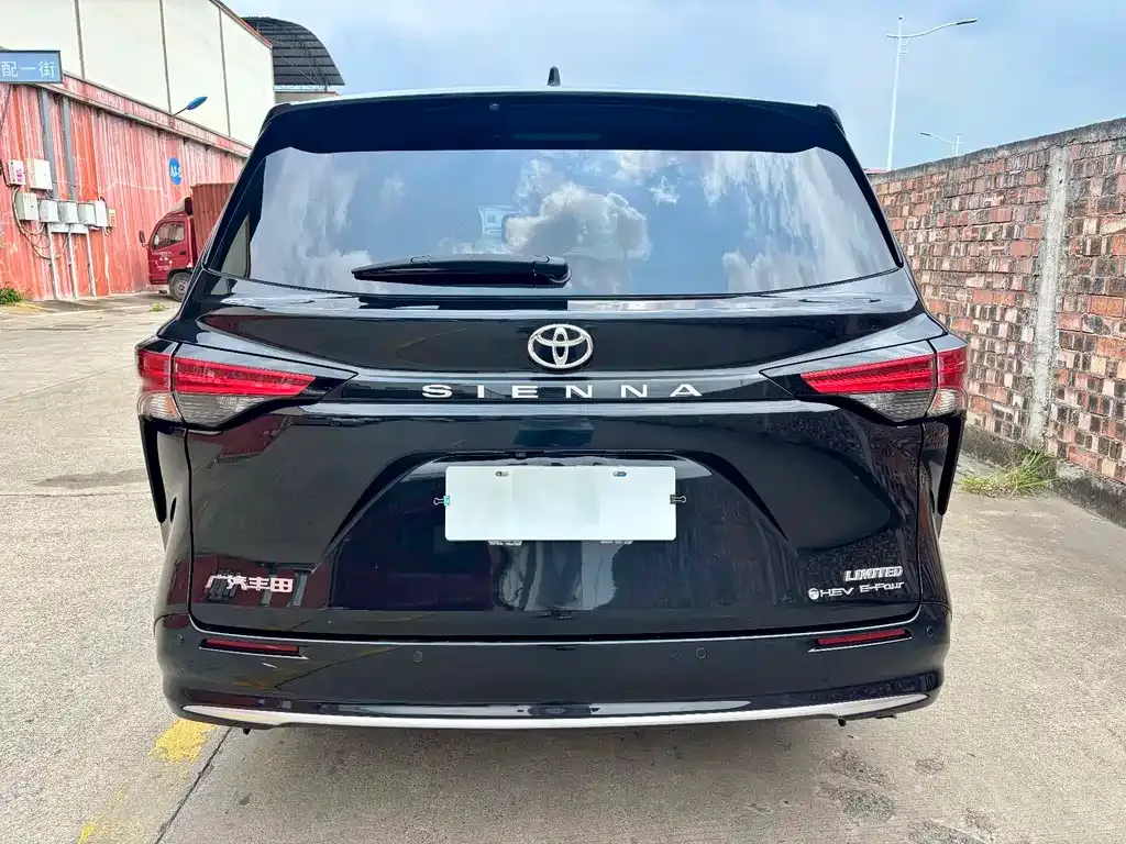 Toyota Sienna — фото 3