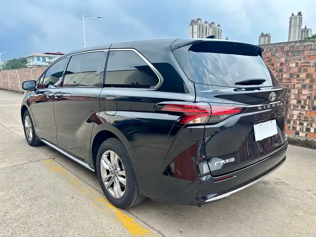 Toyota Sienna — фото 4