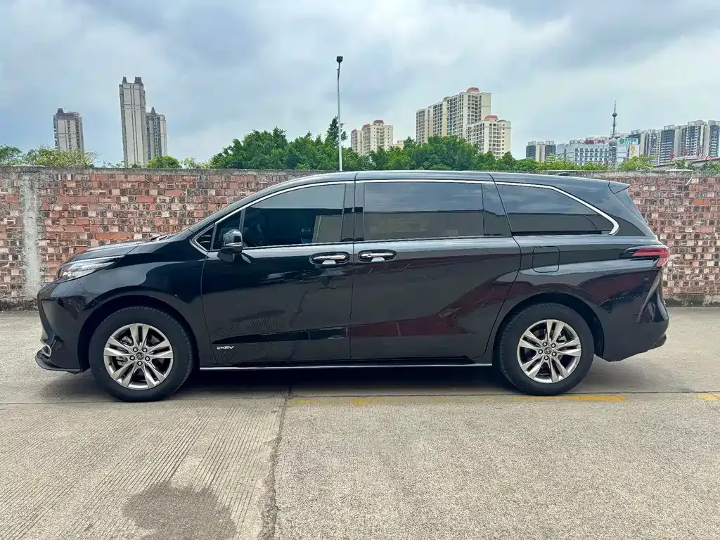 Toyota Sienna — фото 9