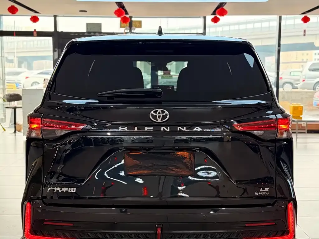 Toyota Sienna — фото 3