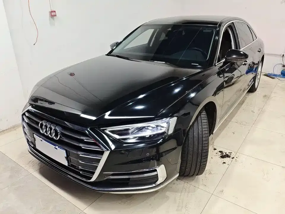 Audi A8 — фото 1