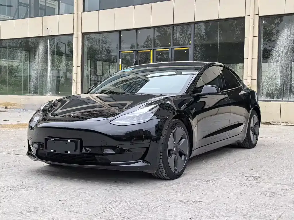 Tesla Model 3 — фото 1