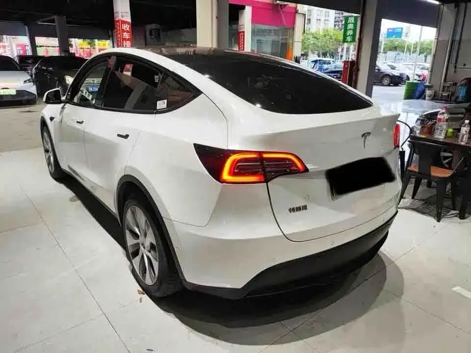 Tesla Model Y — фото 6