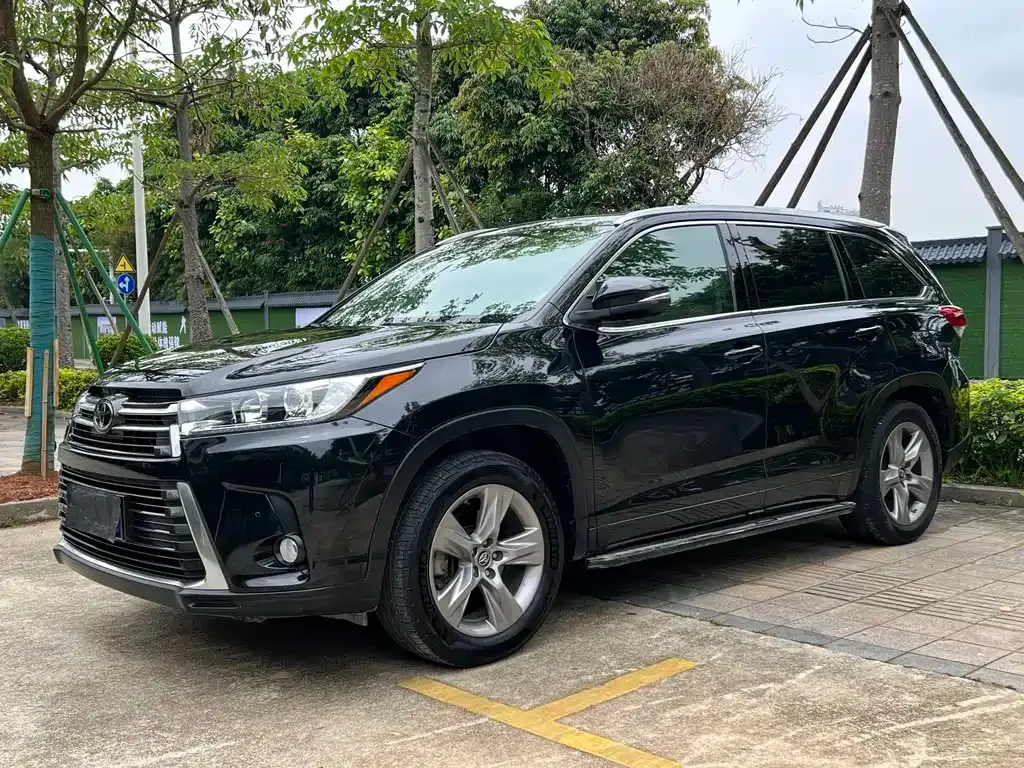 Toyota Highlander — фото 1