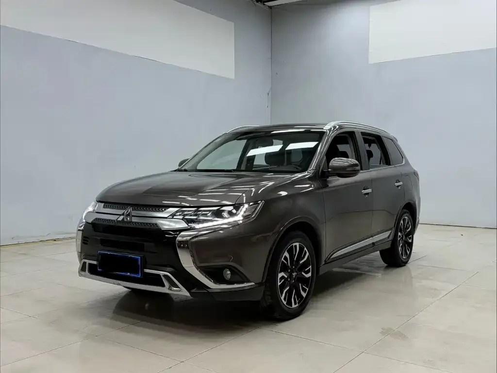 Mitsubishi Outlander — фото 1