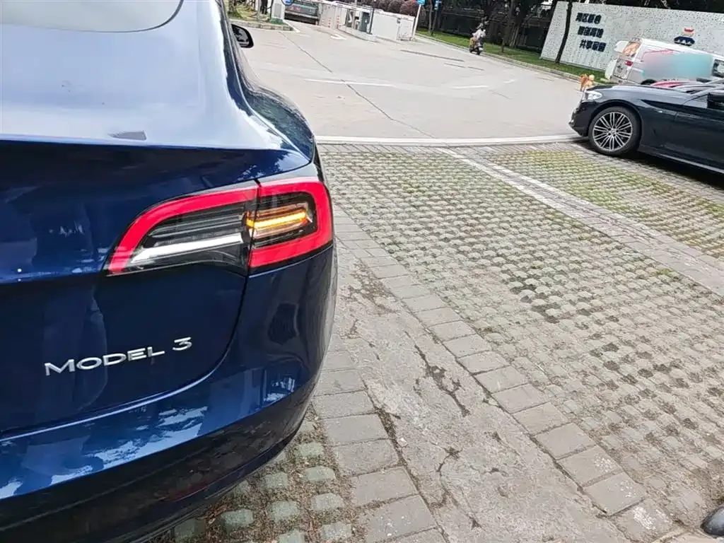 Tesla Model 3 — фото 4