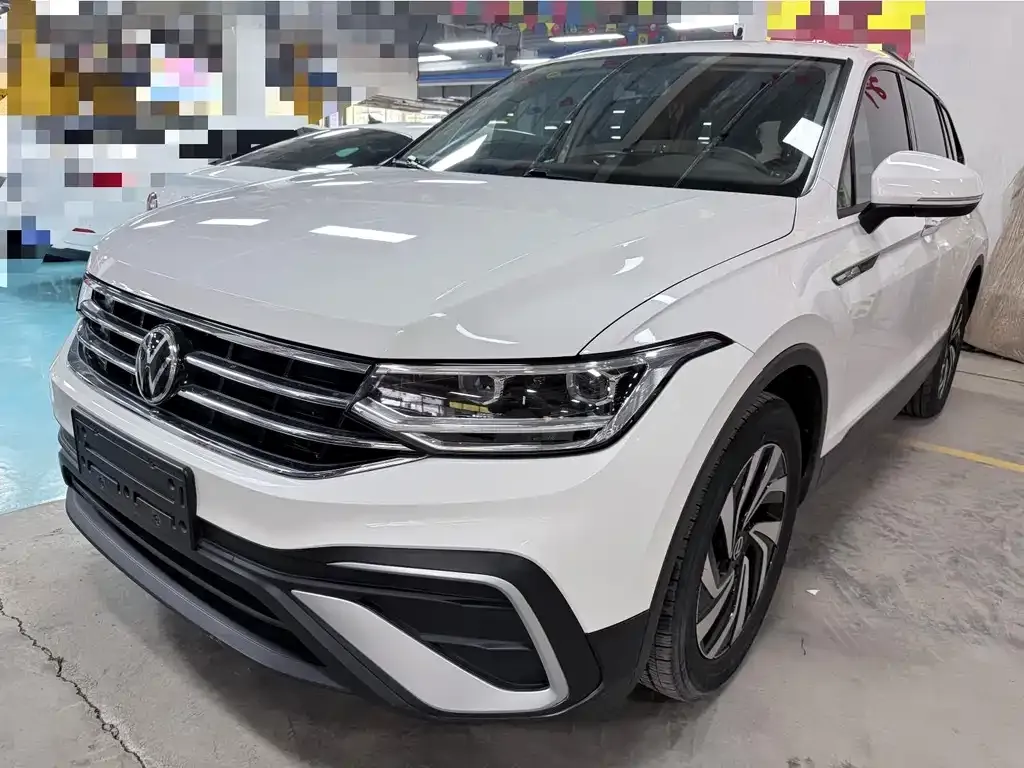 Volkswagen Tiguan L — фото 1