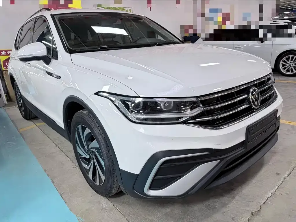 Volkswagen Tiguan L — фото 9