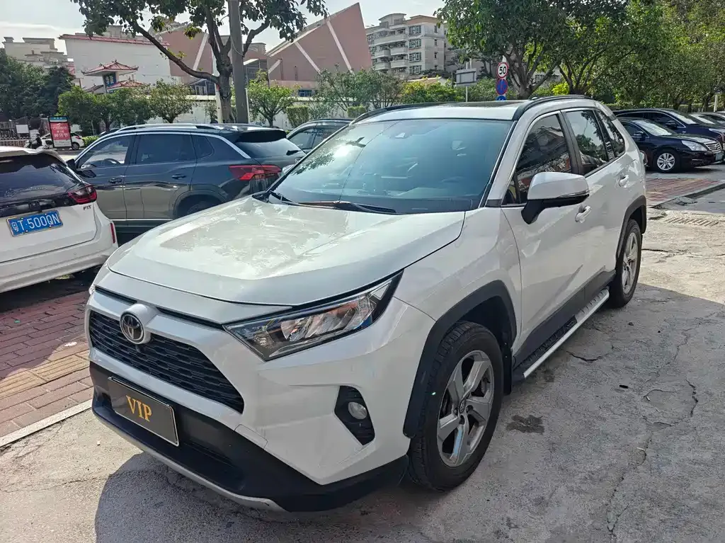 Toyota RAV4 — фото 1