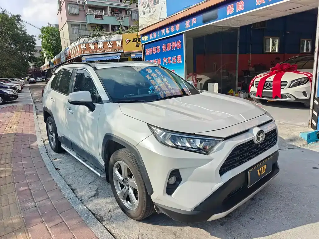 Toyota RAV4 — фото 6