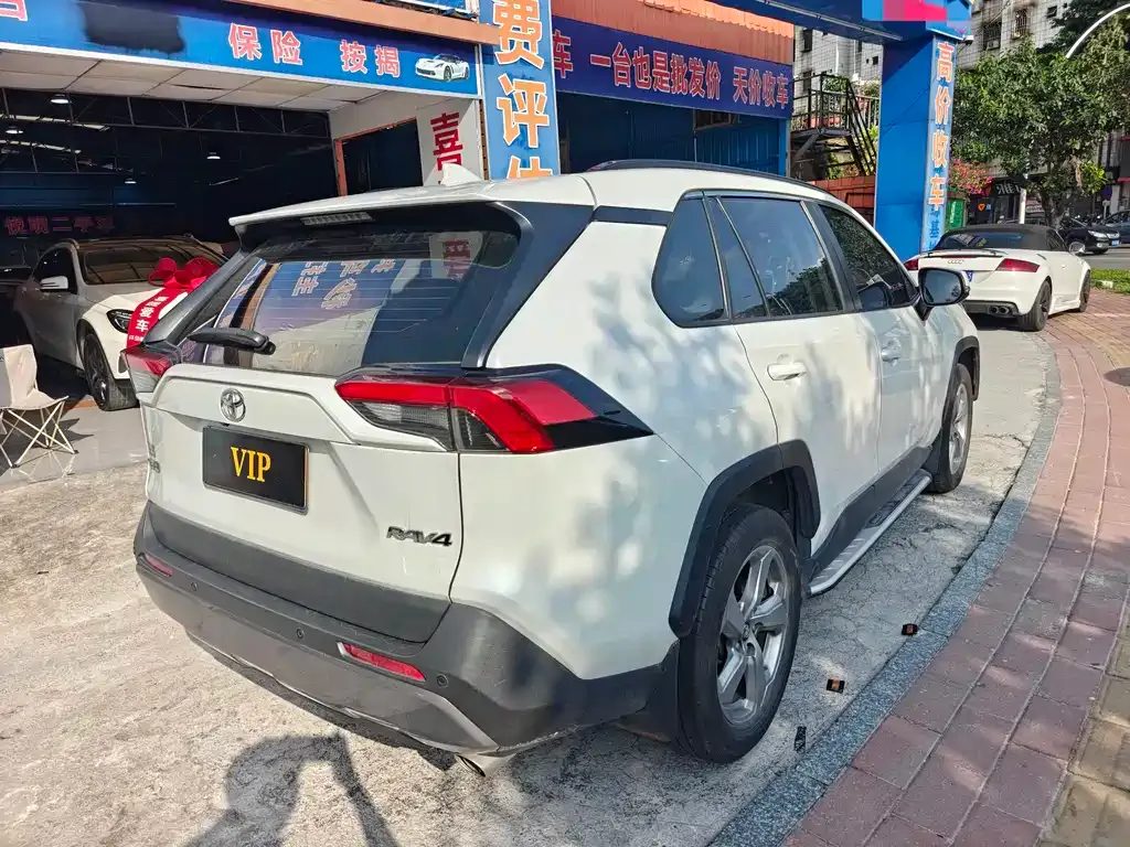 Toyota RAV4 — фото 7