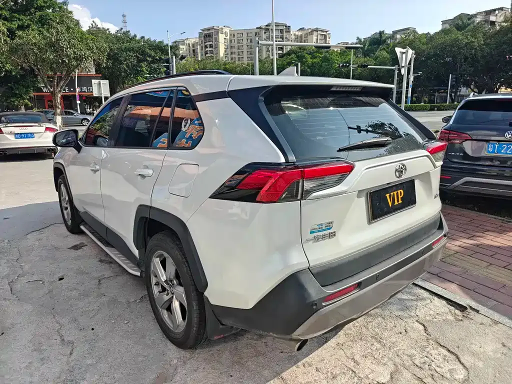 Toyota RAV4 — фото 8