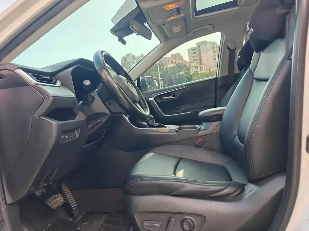 Toyota RAV4 — фото 4