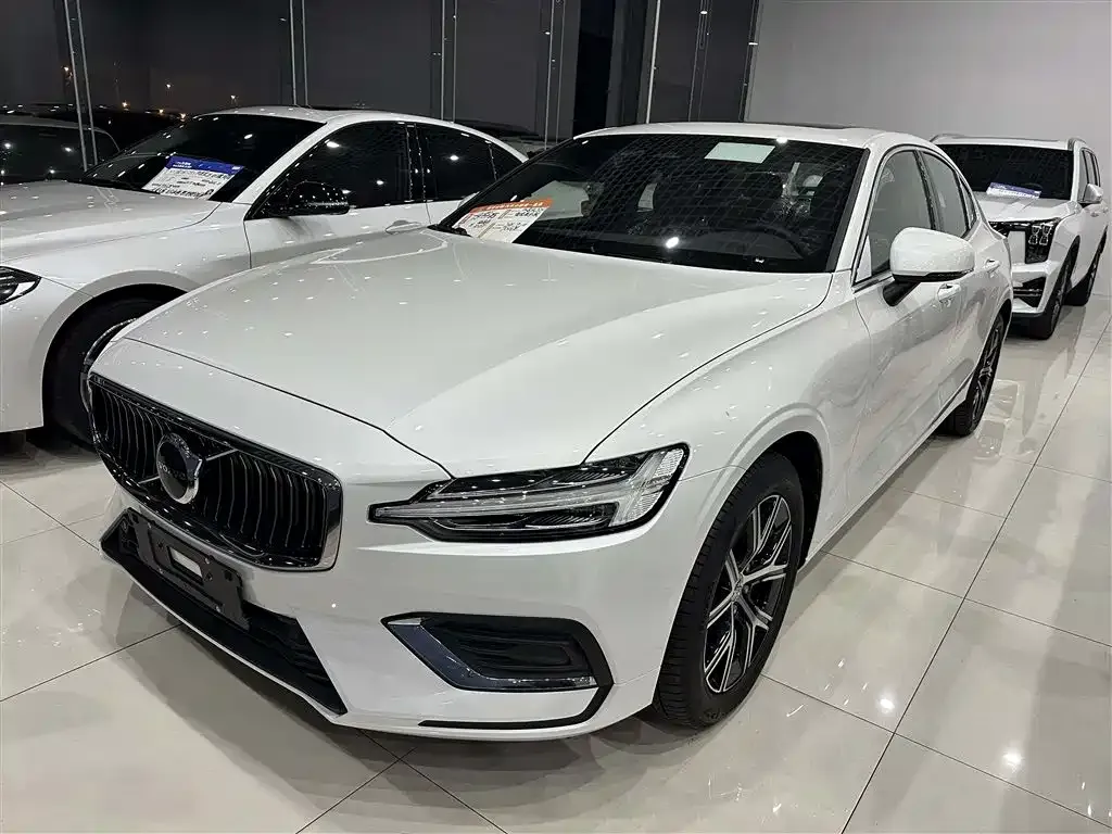 Volvo S60 — фото 1