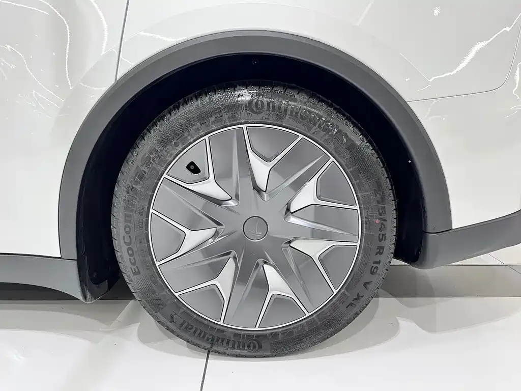 Tesla Model Y L — фото 8