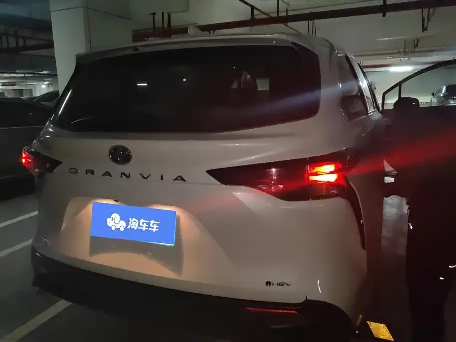 Toyota Granvia — фото 2