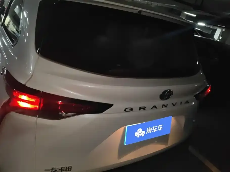 Toyota Granvia — фото 6