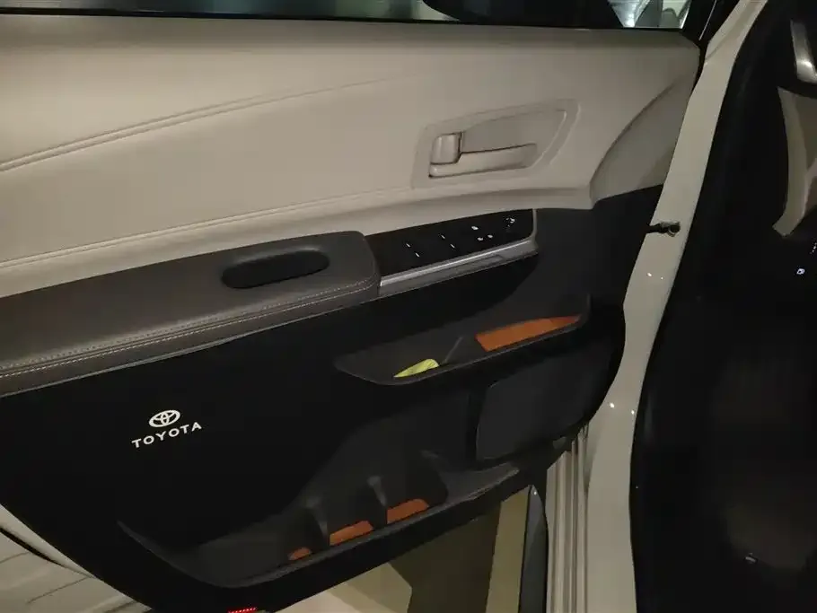 Toyota Granvia — фото 3