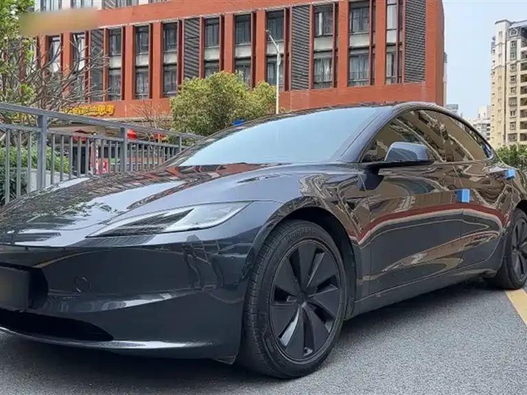 Tesla Model 3 — фото 1