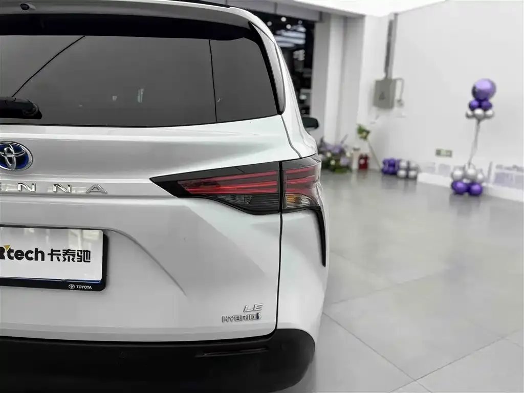 Toyota Sienna — фото 2