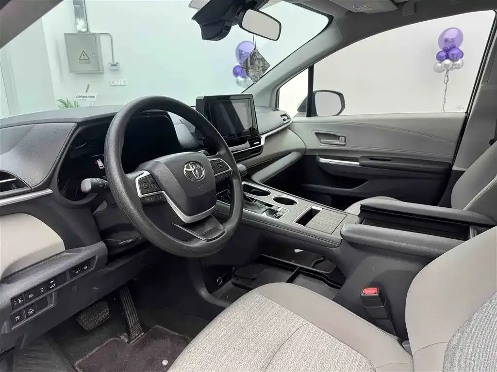 Toyota Sienna — фото 10