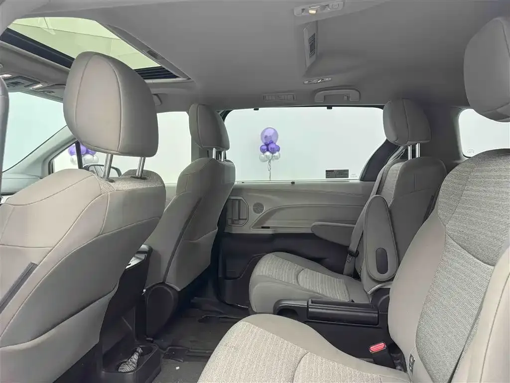 Toyota Sienna — фото 8