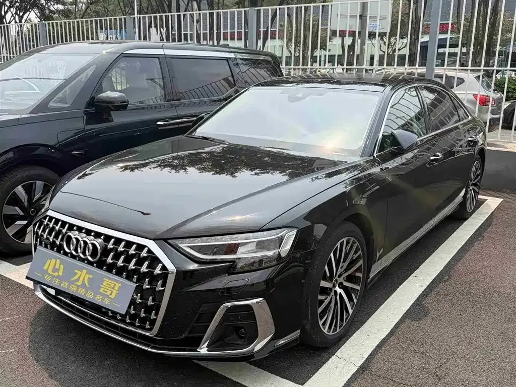 Audi A8 — фото 1