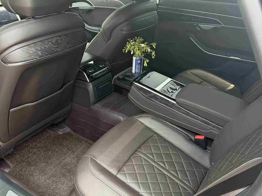 Audi A8 — фото 2