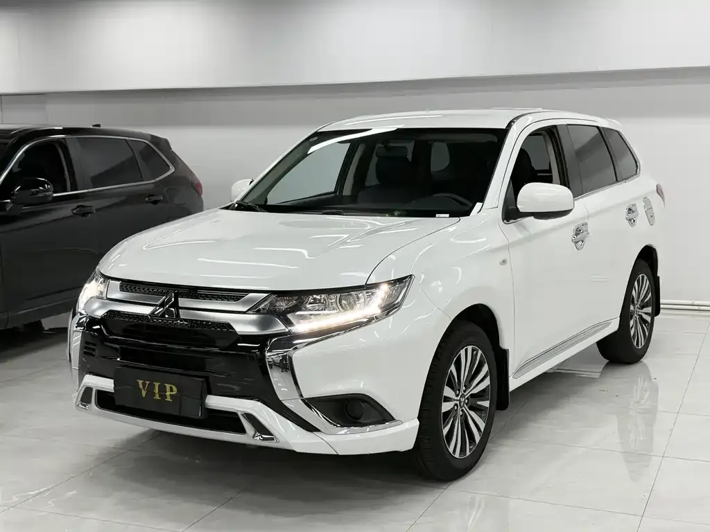 Mitsubishi Outlander — фото 1
