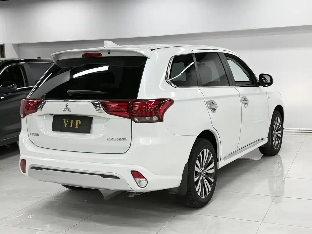 Mitsubishi Outlander — фото 5